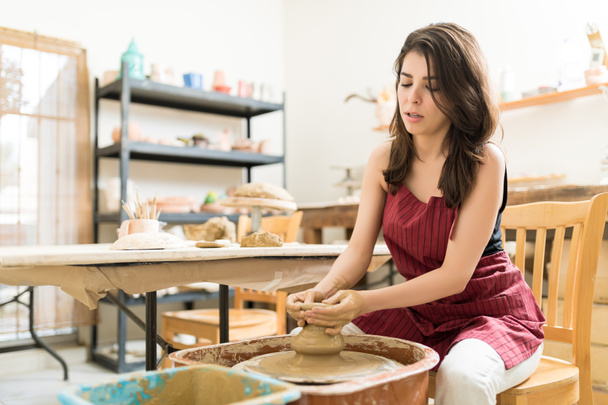 Piękne, połowa dorosłej kobiety nauki sztuki ceramiki w studio - Zdjęcie, obraz