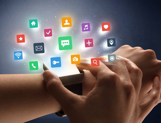 Γυναικείο χέρι φορώντας smartwatch με εικονίδια εφαρμογών - Φωτογραφία, εικόνα