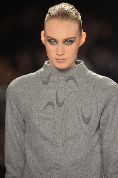 NEW YORK - FEBRUARY 08: A model walks the runway at the Academy of Art University Fall Winter 2013 Fashion Show during Mercedes-Benz Fashion Week on February 8, 2013 in New York City - Foto, imagen