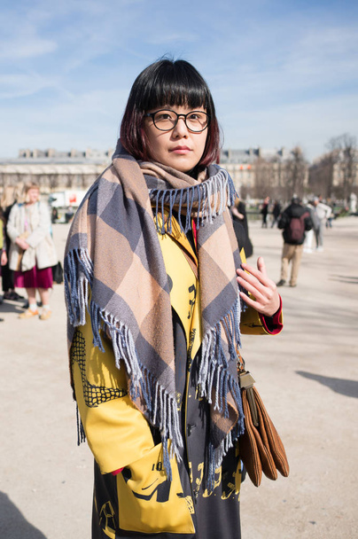 PARIS - OCTOBER 2016: Stylish woman during Paris Fashion week. With Fashion week in New York, London and Milan, they are the four biggest fashion events in the world - Фото, зображення