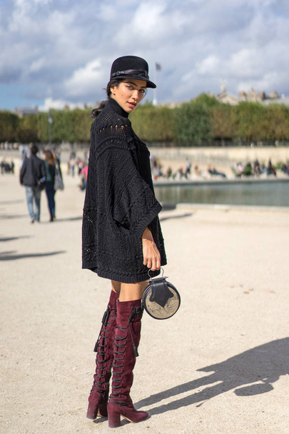 PARIS - OCTOBER 2016: Stylish woman during Paris Fashion week. With Fashion week in New York, London and Milan, they are the four biggest fashion events in the world - Valokuva, kuva