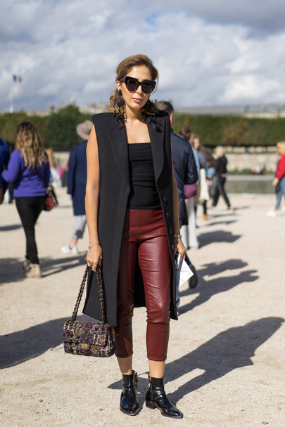 PARIS - OCTOBER 2016: Stylish woman during Paris Fashion week. With Fashion week in New York, London and Milan, they are the four biggest fashion events in the world - Fotoğraf, Görsel