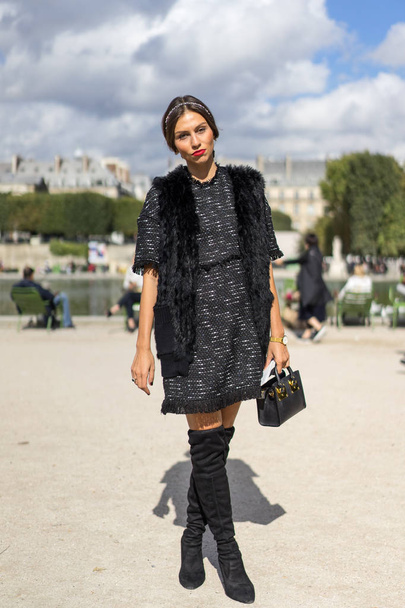 PARIS - OCTOBER 2016: Stylish woman during Paris Fashion week. With Fashion week in New York, London and Milan, they are the four biggest fashion events in the world - Foto, Bild