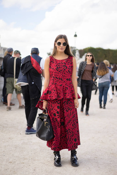 PARIS - OCTOBER 2016: Stylish woman during Paris Fashion week. With Fashion week in New York, London and Milan, they are the four biggest fashion events in the world - Foto, Bild