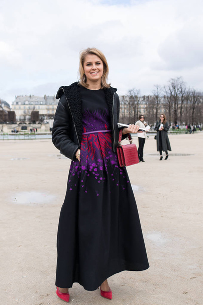 PARIS - OCTOBER 2016: Stylish woman during Paris Fashion week. With Fashion week in New York, London and Milan, they are the four biggest fashion events in the world - Φωτογραφία, εικόνα