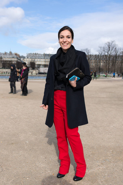 PARIS - OCTOBER 2016: Stylish woman during Paris Fashion week. With Fashion week in New York, London and Milan, they are the four biggest fashion events in the world - Фото, изображение