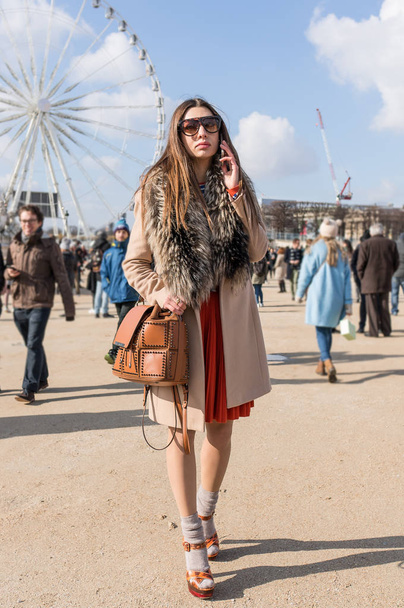 PARÍS - OCTUBRE 2016: Mujer con estilo durante la Semana de la Moda de París. Con la Semana de la Moda en Nueva York, Londres y Milán, son los cuatro eventos de moda más grandes del mundo
 - Foto, Imagen