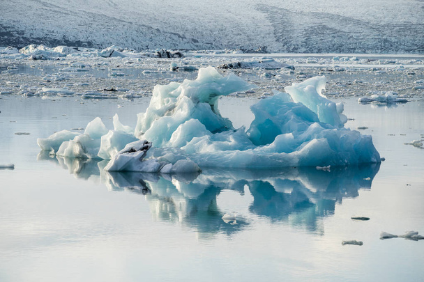 Iceberg in Jokulsarlon glacier lagoon, located in the southeastern part of the island, near the glacier Vatnajokull. Tourist attraction - Фото, изображение