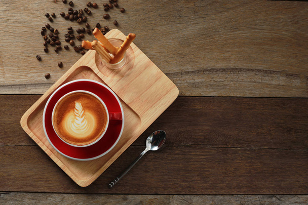 Taza de café y frijoles en mesa de madera. Vista superior con copyspace
. - Foto, Imagen