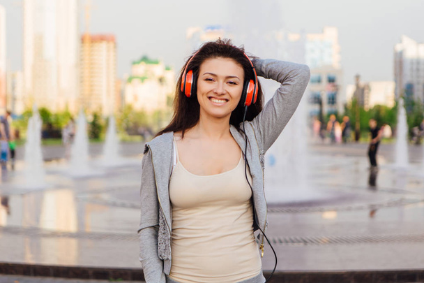Mujer joven escuchando música en streaming con auriculares
. - Foto, Imagen