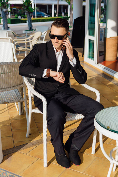 Handsome businessman talking on the phone in a cafe - Fotografie, Obrázek