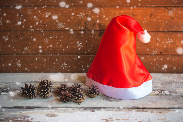 Weihnachtsmann mit Tannenzapfen auf gealtertem Holztisch - Foto, Bild