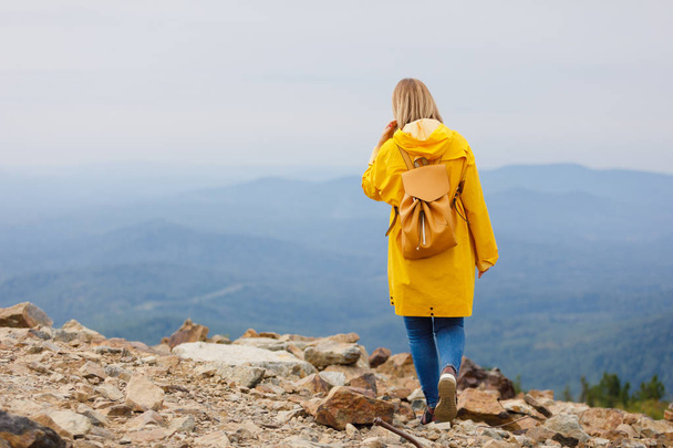 viajante elegante hipster mulher com mochila no topo das montanhas, conceito de viagem, espaço para texto. desejo de viajar
 - Foto, Imagem