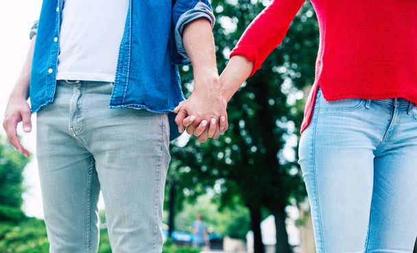 junges Paar hält Händchen im Park - Foto, Bild