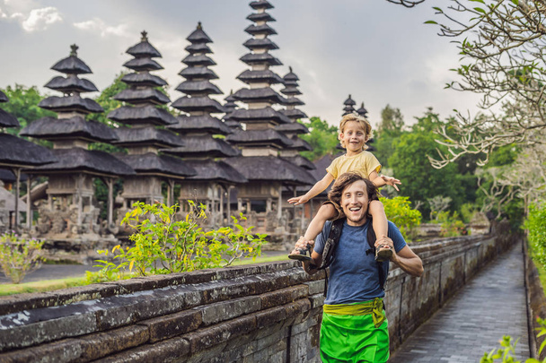 dad and son tourists posing by Taman Ayun Temple. Bali, Indonesia - Φωτογραφία, εικόνα