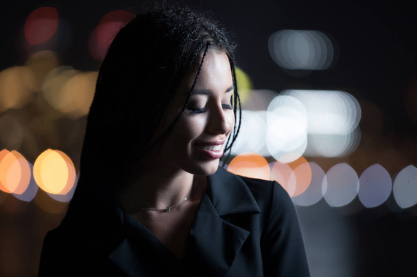 Smiling unusual woman in night city - Foto, Bild