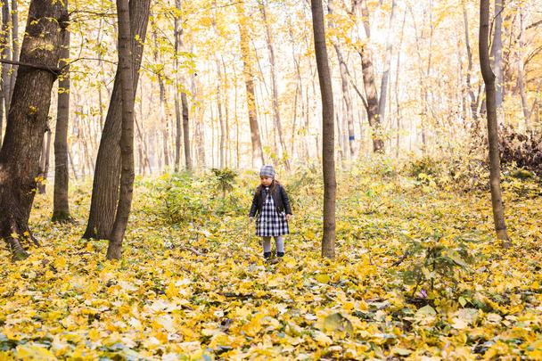 concept de personnes, d'enfants et de nature - petite fille souriante dans le parc d'automne
 - Photo, image