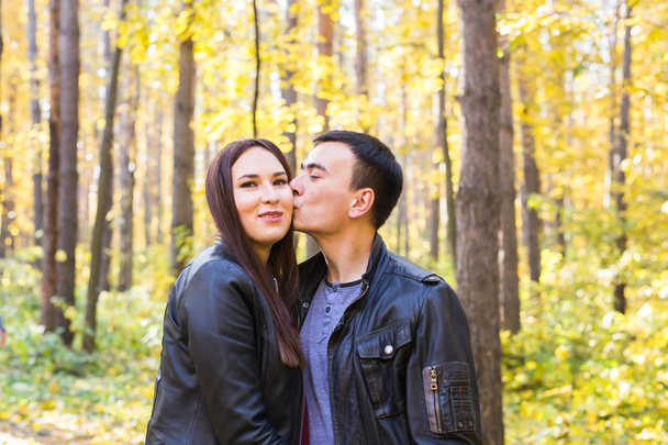 aşk, ilişki, Aile ve insan kavramı - adam karısını Sonbahar Park öpüşme - Fotoğraf, Görsel
