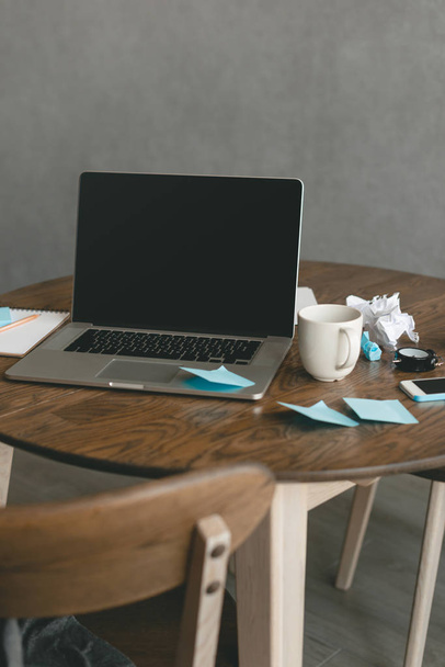 Pracoviště úřadu s notebookem, šálek kávy a smartphone na dřevo stůl - Fotografie, Obrázek