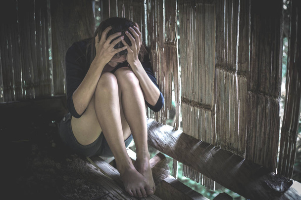 Las mujeres se sientan solas y deprimidas. problemas familiares, El concepto de abuso contra las mujeres
. - Foto, imagen