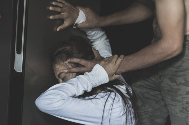 Mann attackierte seine Frau schwer, junge Frau zu Hause vergewaltigt, Frau sexuell missbraucht, Frauen häusliche Gewalt und Missbrauch. - Foto, Bild