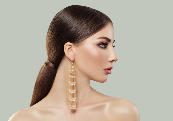 Femme parfaite avec coupe de cheveux saine droite et boucles d'oreilles bijoux de mode avec des perles, beau profil féminin
 - Photo, image