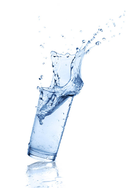 splashes of water in a glass - Фото, зображення