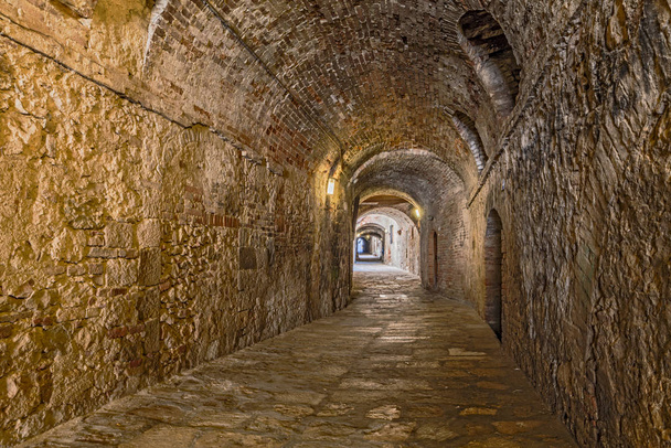 Colle di Val d'Elsa, Siena, Toscana, Olaszország: a festői fedett sikátorban Via delle Volte, egy középkori sötét folyosón az óvárosban - Fotó, kép