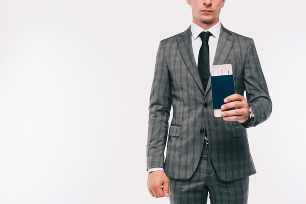 immagine ritagliata di uomo d'affari in possesso di passaporto e biglietto isolato su bianco
 - Foto, immagini