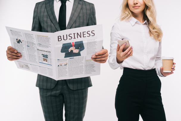 обрізане зображення бізнесменів, які читають газету і використовують смартфон ізольовано на білому
 - Фото, зображення