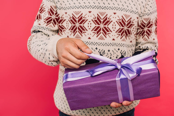 cropped image of man opening gift box isolated on pink - Fotoğraf, Görsel