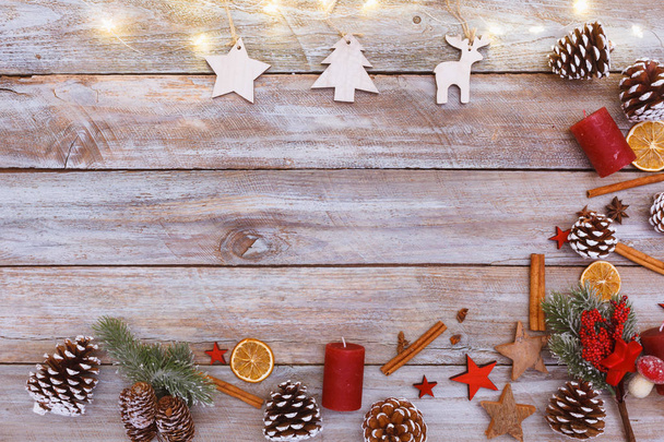 Nad zobrazením na chaotické uspořádány vánoční a zimní zdobené tabulka s zářící světelný řetěz, včetně kopie prostor - Fotografie, Obrázek
