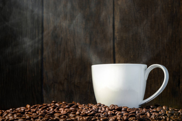 чашка кави з квасолею на дерев'яному фоні
 - Фото, зображення