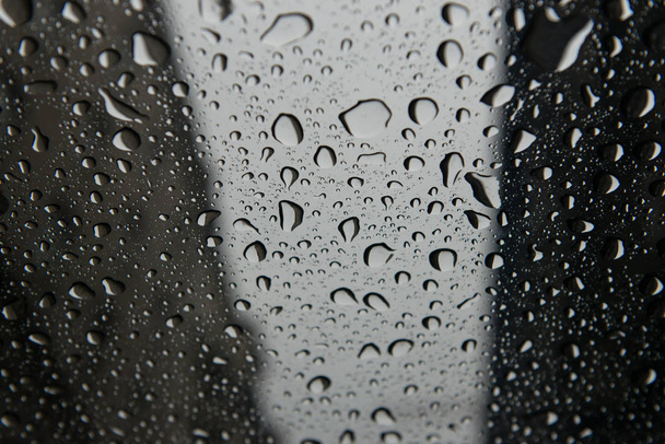 L'automne arrive. La pluie fait tomber des bulles sur la fenêtre. Jour nuageux. Vue rapprochée avec texture bokeh. Beau fond abstrait
. - Photo, image