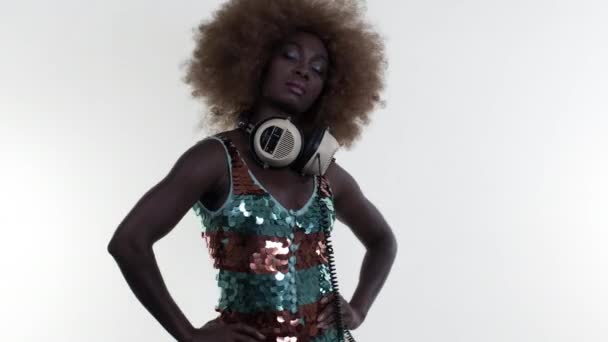 erstaunliche afrikanische Frau mit großer Afro-Perücke, die in funkelnden Kostümen auf weißem Hintergrund tanzt - Filmmaterial, Video