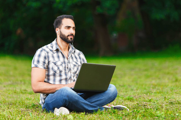 Bearded Man Working On The Laptop - Foto, afbeelding