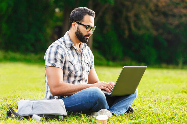 Bearded Man Sitting With Laptop - Foto, immagini