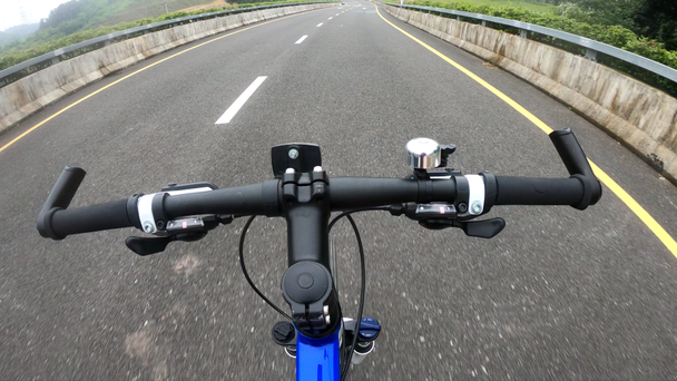 mountain bike moving on city road, Deportes concepto de estilo de vida extremo y activo
 - Imágenes, Vídeo