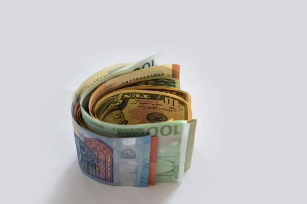 Pieniądze - dolary, euro i innych walut leżą na białej powierzchni stołu - Zdjęcie, obraz