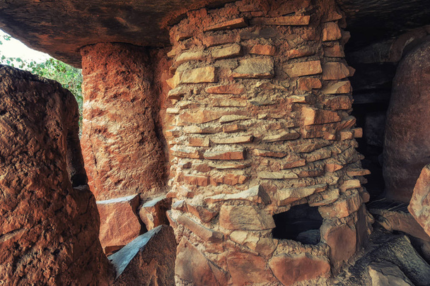 Cuevas históricamente habitadas Grottes de Nok en el norte de Togo en África Occidental
 - Foto, imagen
