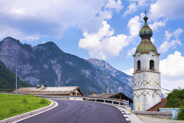 Церква в місті Понтебба (Італія). Вид з велосипедні дороги Alpe Адрія в італійських Альпах. - Фото, зображення