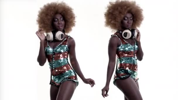 Şaşırtıcı Afrikalı kadın, büyük afro peruk parlak kostüm dans - Video, Çekim
