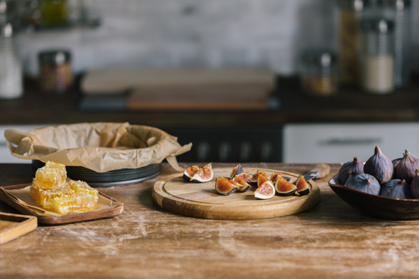 ingrédients pour tarte à la figue sur table rustique en bois
 - Photo, image
