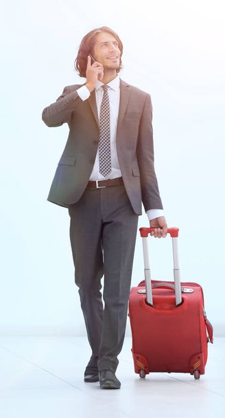 успешный бизнесмен с чемоданом для путешествий
 - Фото, изображение