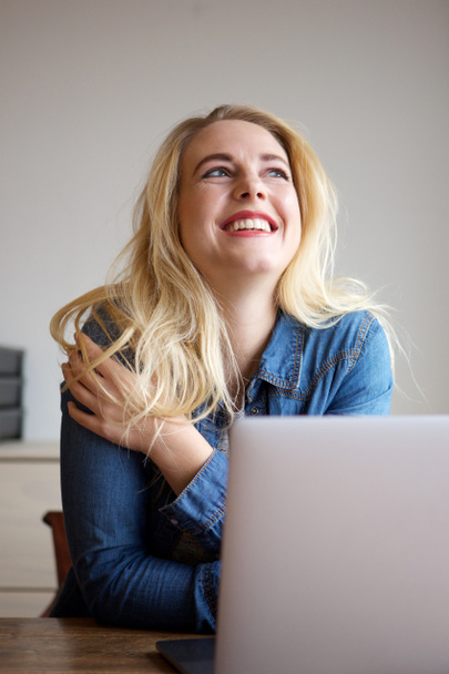 Πορτρέτο του ευτυχισμένη ξανθιά γυναίκα με φορητό υπολογιστή στο σπίτι - Φωτογραφία, εικόνα