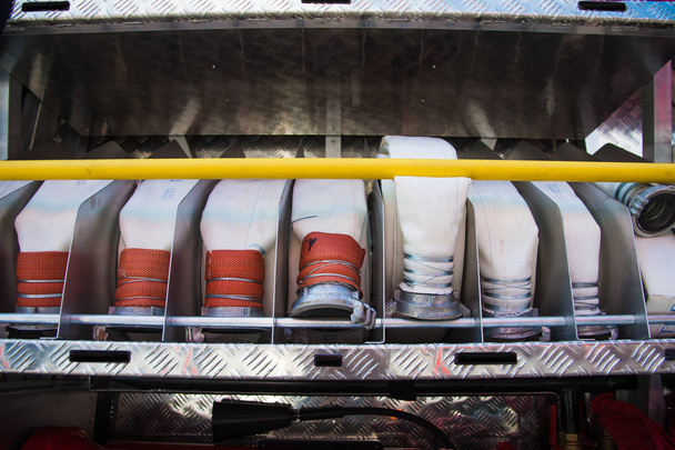 Compartimento de mangueras antiincendios enrolladas en un camión de bomberos. Equipo de rescate de camiones de bomberos - Foto, imagen