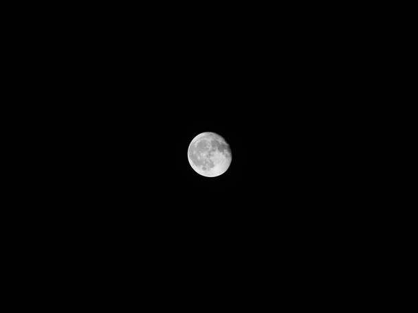 Duży okrągły okrągły kula bliski okrągły ciało pełnia biały księżyc w ciemny noc czysty niebo na czarny tło Widziany przez teleskop. Planeta wszechświat astronomiczna galaktyka przestrzeń eksploracji koncepcja - Zdjęcie, obraz