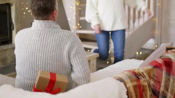 Człowiek, zaskakujące swoją żonę na Boże Narodzenie - Materiał filmowy, wideo