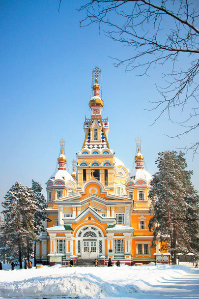 Catedral Ortodoxa Russa localizada no Parque Panfilov em Almaty, Cazaquistão. Concluído em 1907, é o segundo edifício de madeira mais alto do mundo
. - Foto, Imagem
