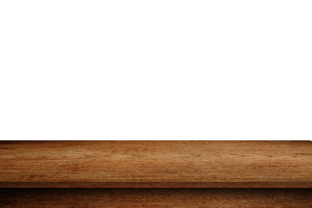 Κενό ξύλινο τραπέζι επάνω στις απομονωμένες λευκό, πρότυπο μακέτα για επίδειξη του προϊόντος. - Φωτογραφία, εικόνα